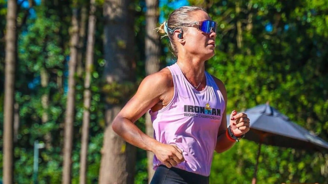 Mara Flavia Araujo muore durante la prova di nuoto dell'Ironman: la triatleta e influencer aveva 38 anni