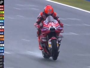 Marc Marquez epico a Jerez: cade, cambia moto ma vince lo stesso la Sprint davanti a Bagnaia