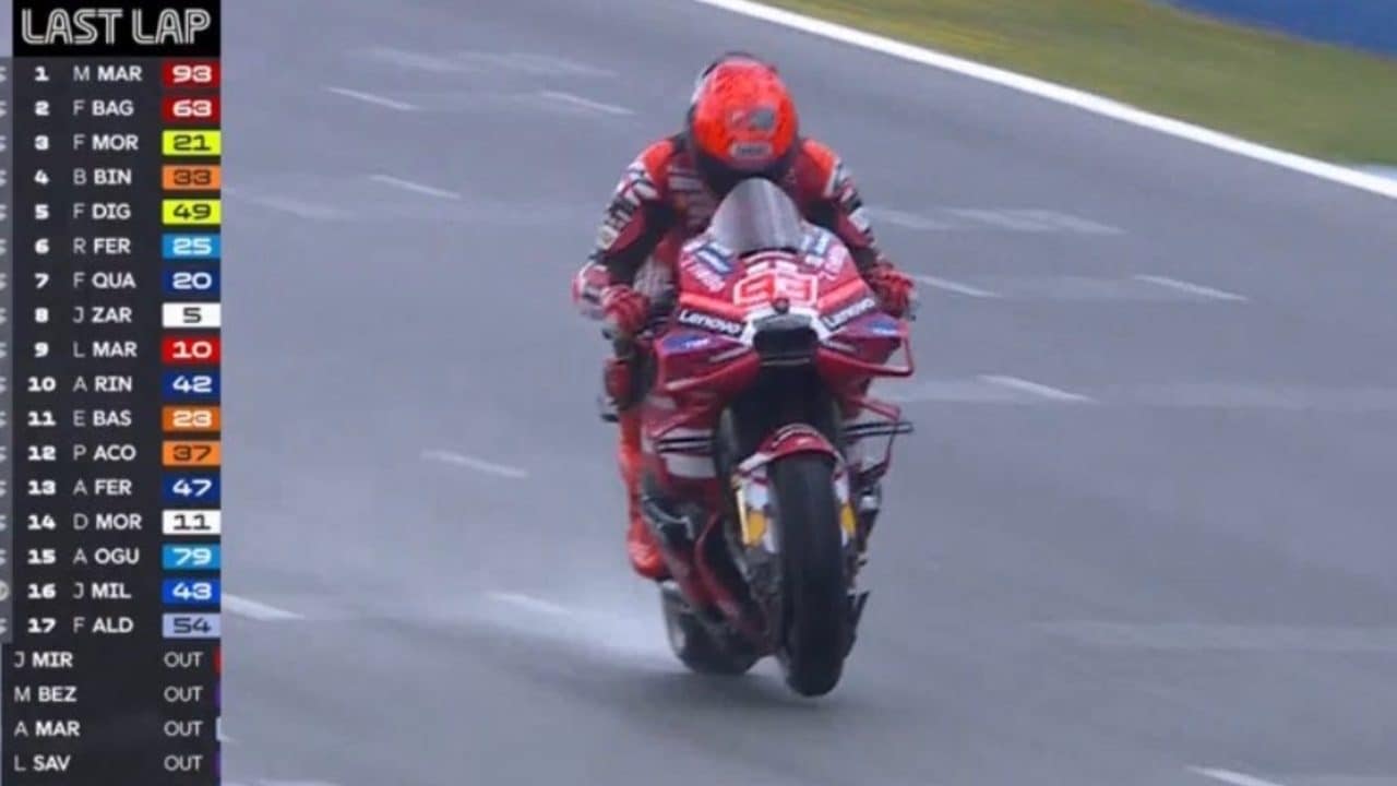 Marc Marquez epico a Jerez: cade, cambia moto ma vince lo stesso la Sprint davanti a Bagnaia