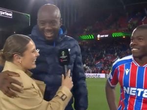 Mateta abbraccia una giornalista dopo Crystal Palace-Fiorentina, ma lei chiarisce: “Era a suo agio”