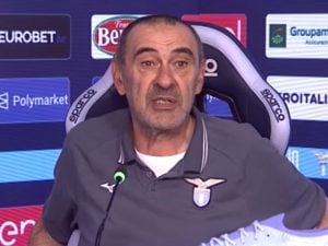 La risposta esilarante di Sarri all’ultima domanda della conferenza stampa di Atalanta-Lazio: “Ho fame”