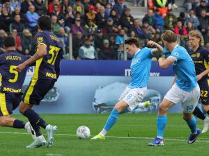 Il Parma ferma il Napoli sul pareggio e fa un favore all’Inter: solo McTominay evita il peggio