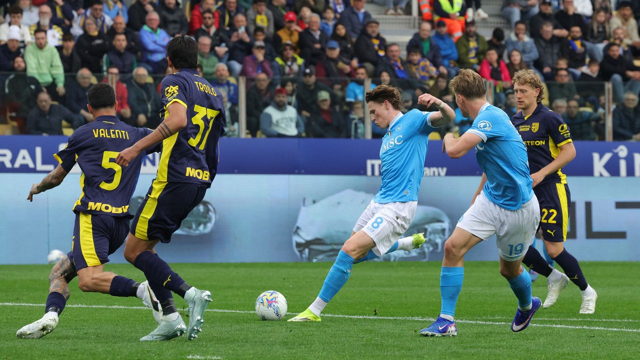 Il Parma ferma il Napoli sul pareggio e fa un favore all'Inter: solo McTominay evita il peggio