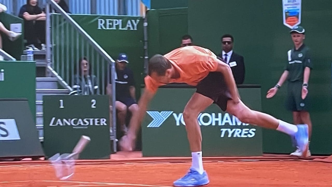 Medvedev umiliato da Berrettini a Monte Carlo: 6-0 6-0 e sfogo clamoroso, il pubblico impazzisce