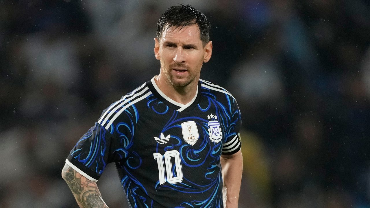 Messi non gioca l'amichevole con l'Argentina e l'organizzatore gli fa causa: è accusato di frode