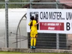 Maria a 15 anni segna con la Salernitana e corre a baciare la foto del suo allenatore appena morto