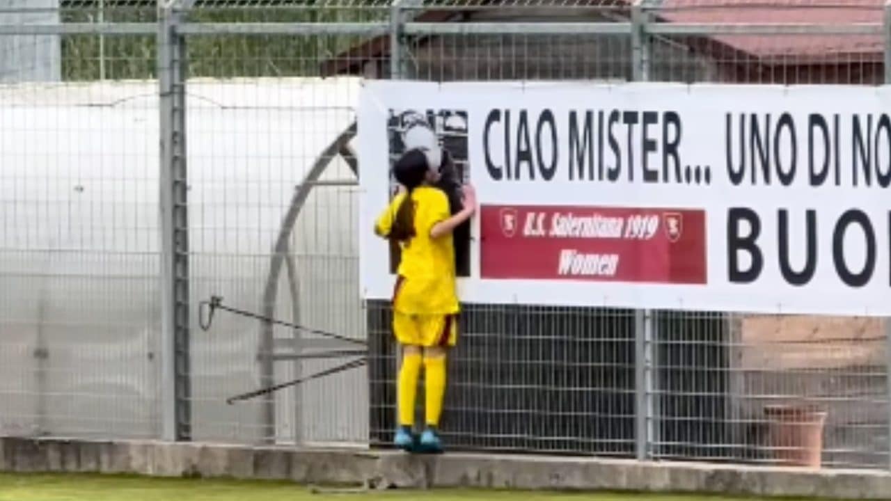Maria a 15 anni segna con la Salernitana e corre a baciare la foto del suo allenatore appena morto