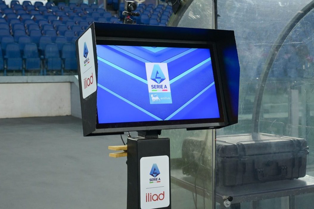 Il monitor posto a bordo campo per l’eventuale on–field review dell’arbitro: chi è in sala VAR lo deve richiamare in totale autonomia