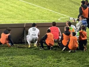 Bambini spaventati e nascosti durante l’invasione dei tifosi in Monopoli-Foggia: “Mi viene da piangere”