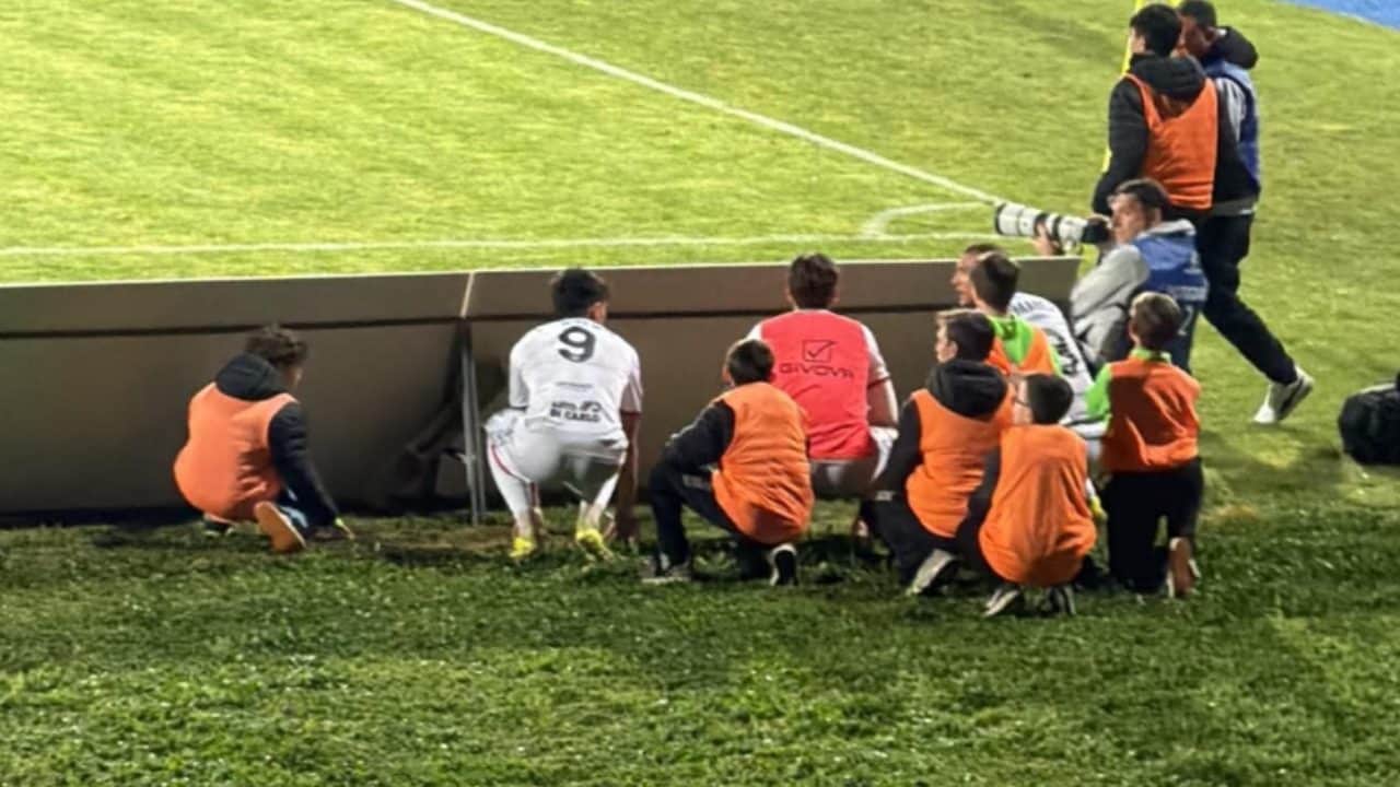 Bambini spaventati e nascosti durante l'invasione dei tifosi in Monopoli-Foggia: "Mi viene da piangere"