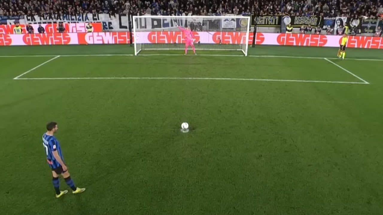 Edoardo Motta ha usato il trucco psicologico del braccio nei quattro rigori parati in Atalanta-Lazio