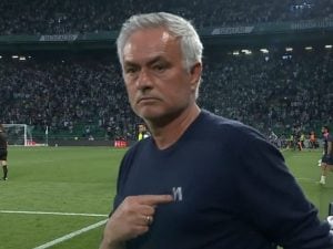 L’ultima provocazione di Mourinho: indica le sue iniziali sulla maglia dopo la vittoria sullo Sporting
