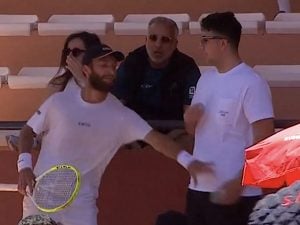 Moutet perde con Trungelliti e sale in tribuna per litigare con un tifoso: vuole il suo telefono