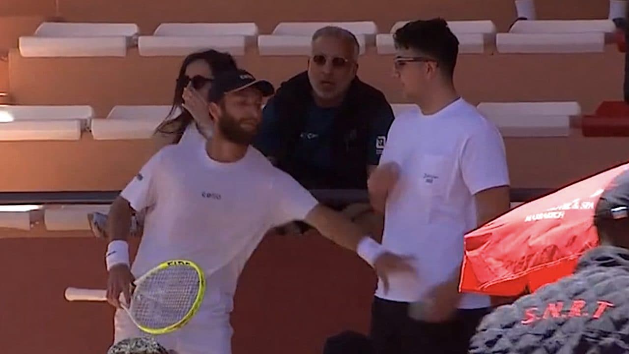 Moutet perde con Trungelliti e sale in tribuna per litigare con un tifoso: vuole il suo telefono