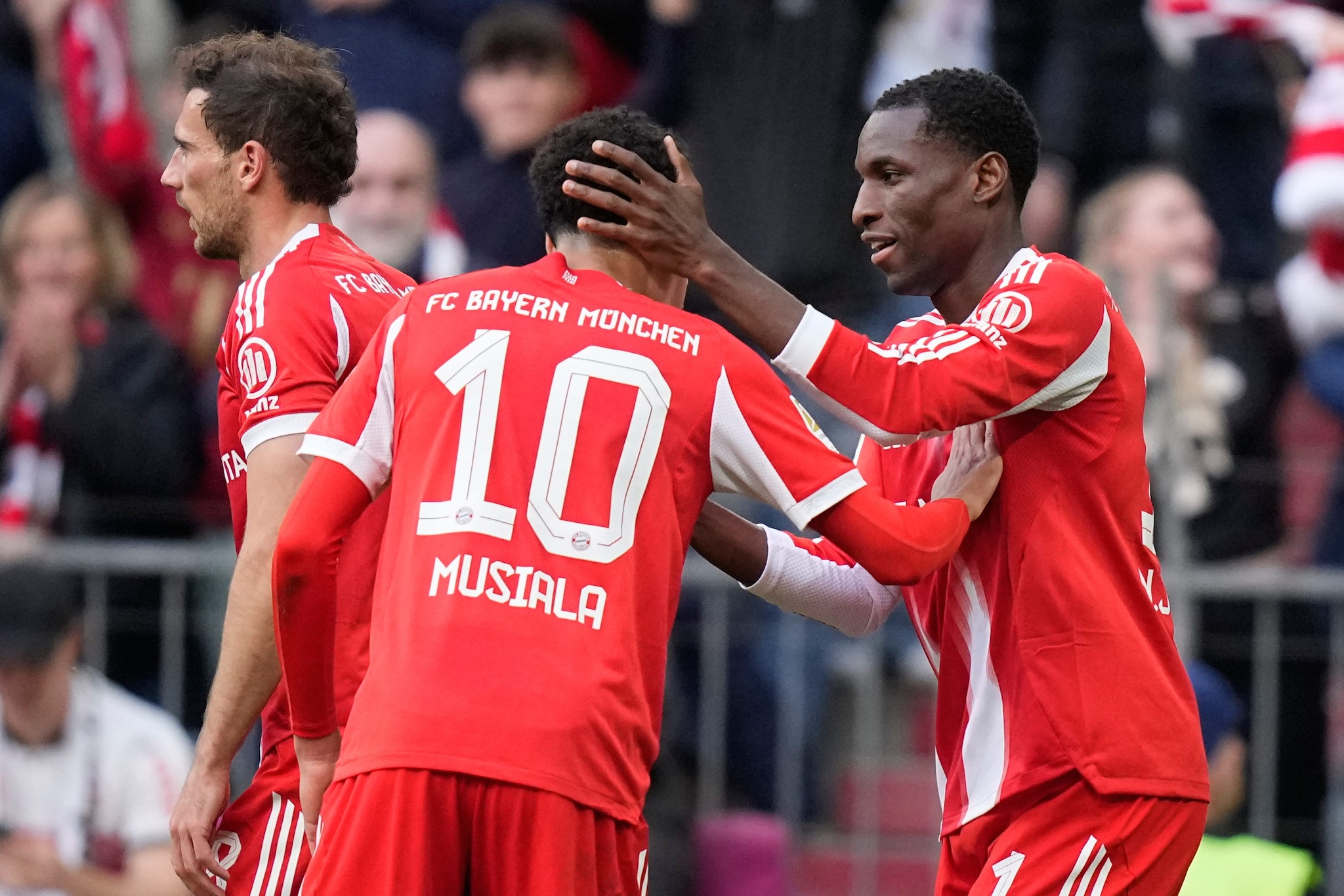 Jamal Musiala festeggia con i compagni uno dei gol del Bayern allo Stoccarda.