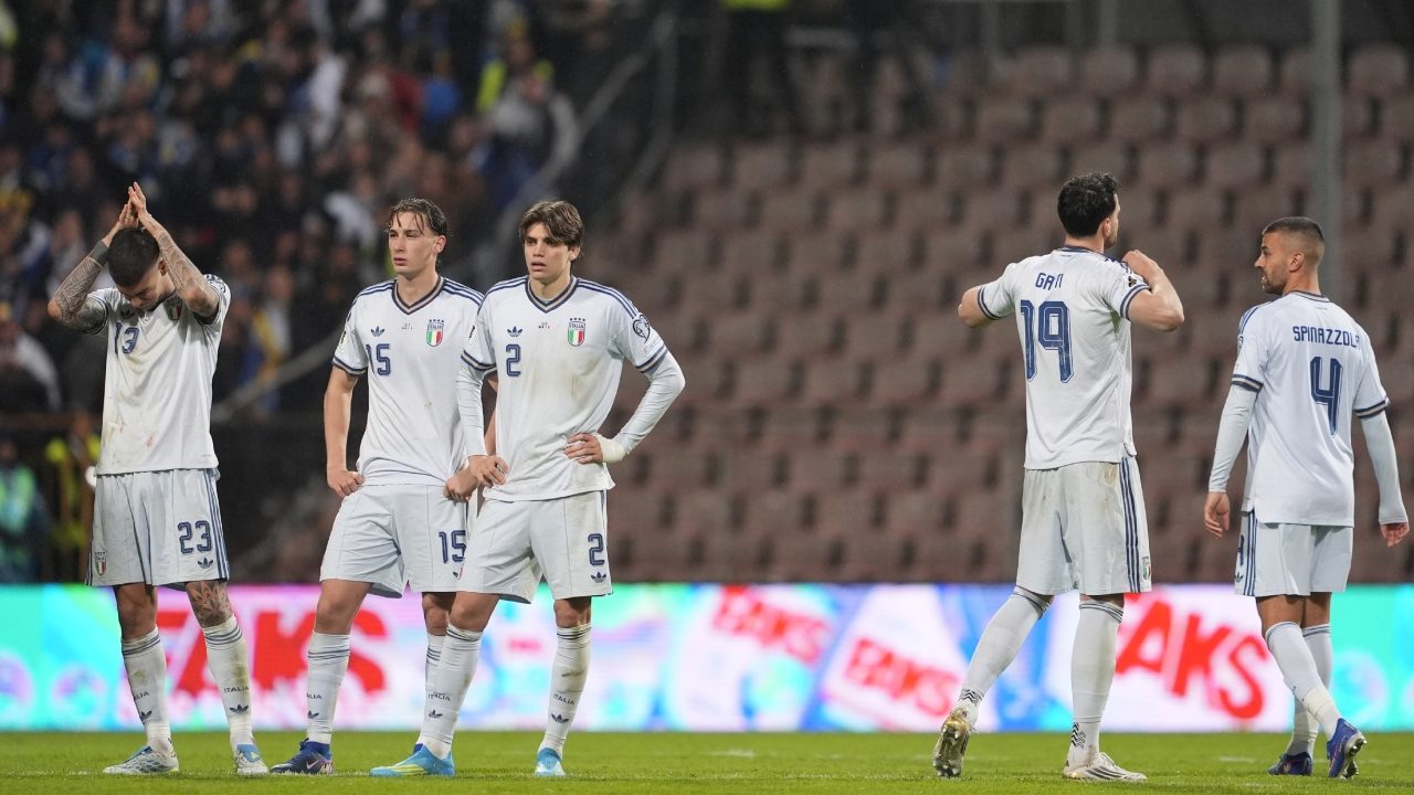 La delusione azzurra dopo i rigori falliti contro la Bosnia