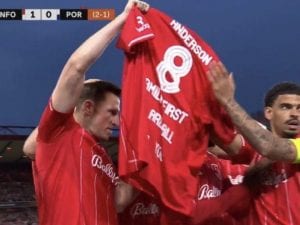 Elliot Anderson perde la madre, i compagni del Nottingham lo sostengono: “La famiglia prima di tutto”