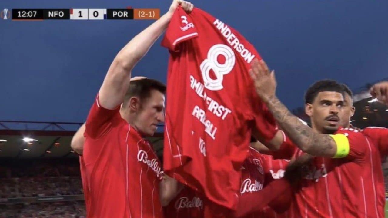 Elliot Anderson perde la madre, i compagni del Nottingham lo sostengono: "La famiglia prima di tutto"