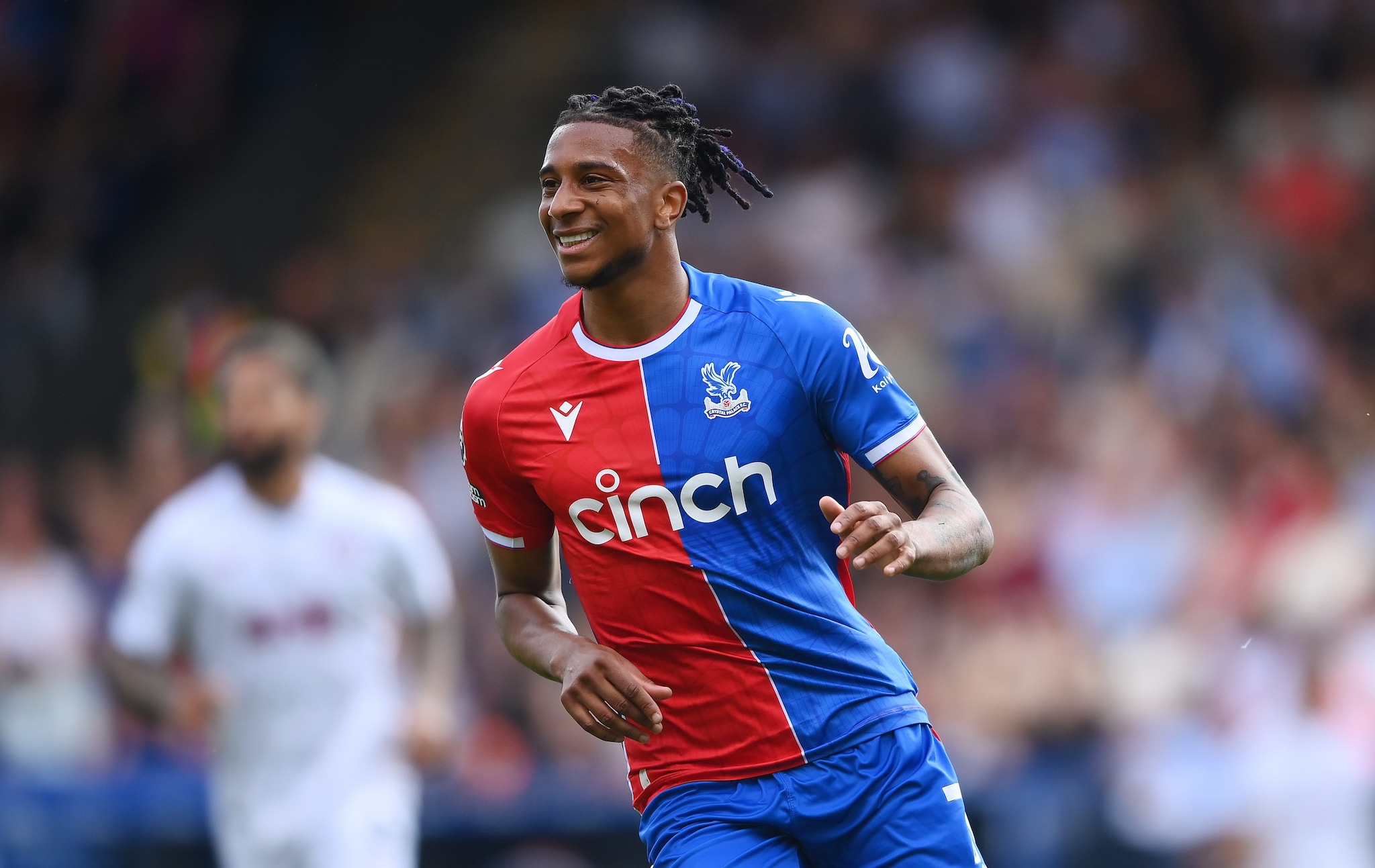 Olise esulta dopo un gol con il Crystal Palace.