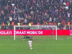 Andre Onana quasi come Motta: l’ex portiere dell’Inter para 3 rigori in Coppa di Turchia