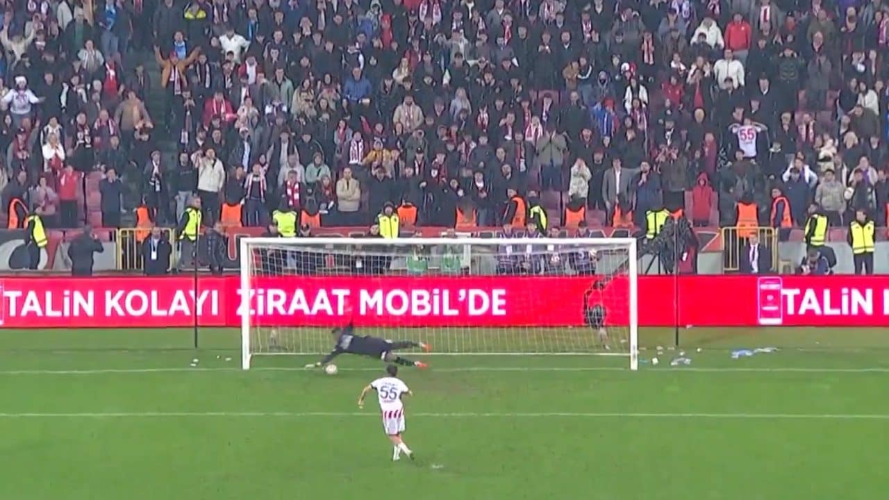 Andre Onana quasi come Motta: l'ex portiere dell'Inter para 3 rigori in Coppa di Turchia