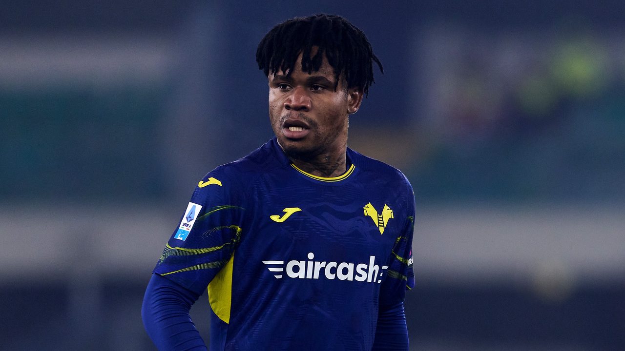 Orban non convocato dal Verona dopo la rissa con un tifoso: rischia di essere messo fuori squadra