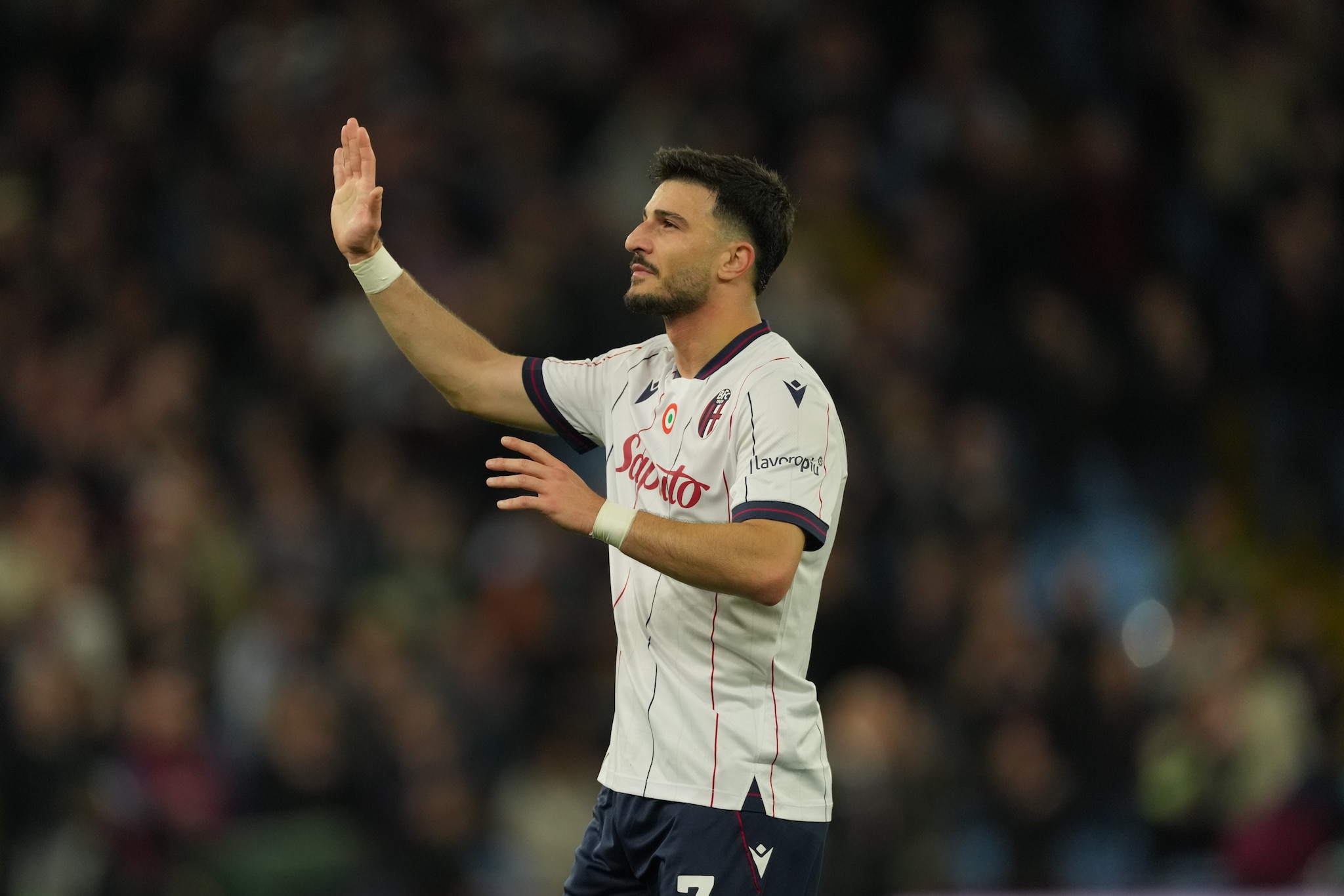 Riccardo Orsolini è entrato nella ripresa in Aston Villa–Bologna.