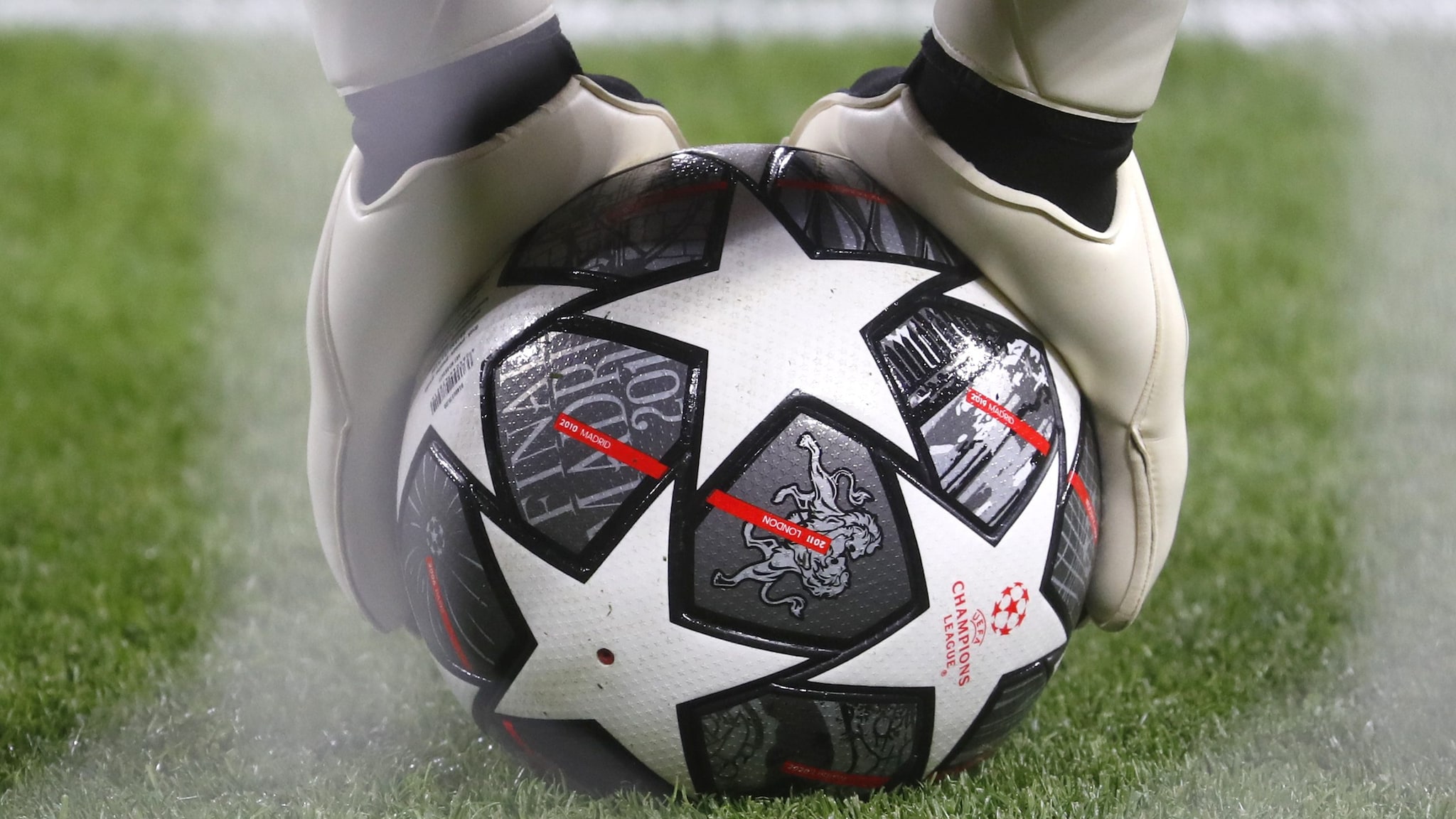 Il pallone della Champions League passa da Nike a Adidas ma perde le stelle a causa di un brevetto