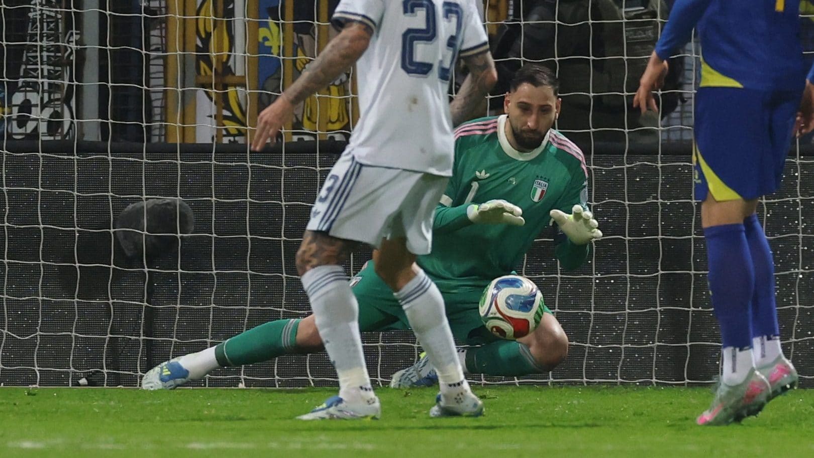 La parata di Donnarumma ha sbattuto l'Italia fuori dai Mondiali: il paradosso creato dalla regola FIFA