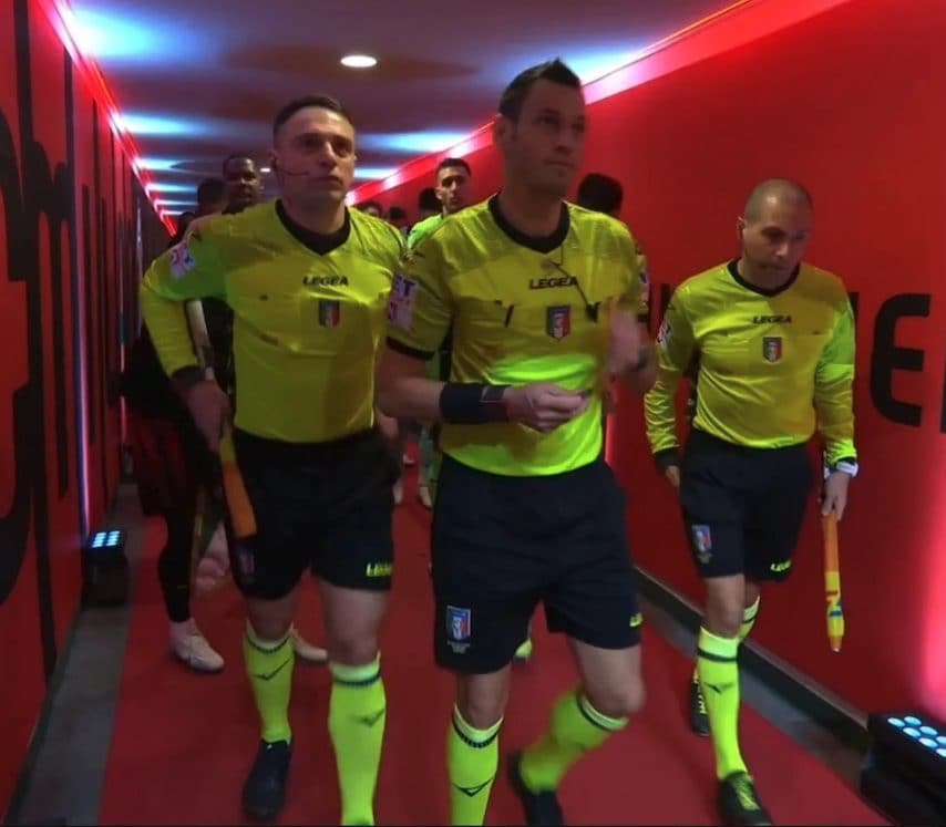 De Meo con l’arbitro Mariani nel tunnel di San Siro.