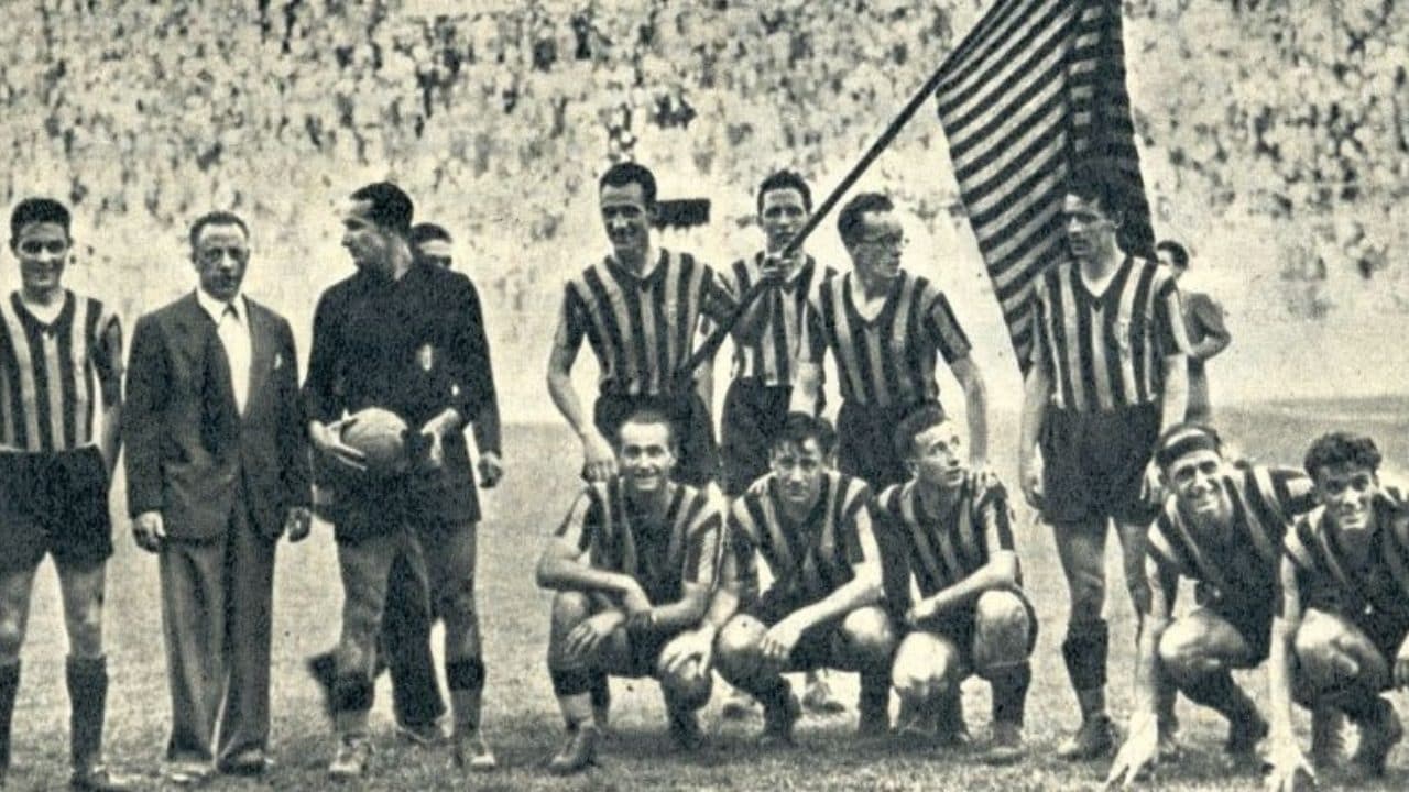 Perucchetti, con il pallone in mano, ai tempi dell’Ambrosiana Inter.