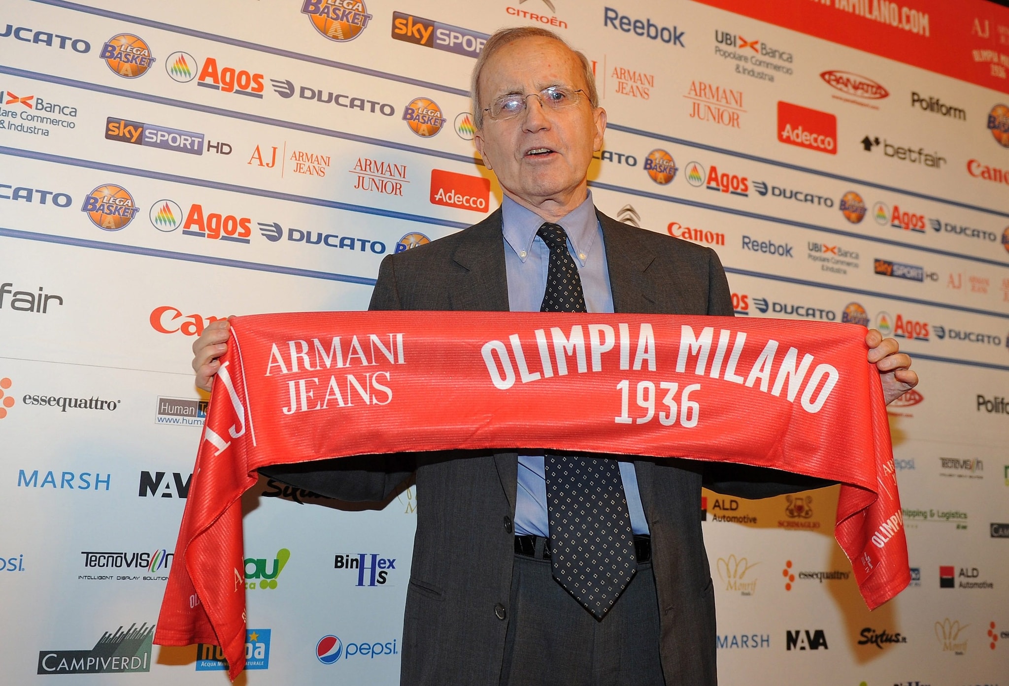 Dan Peterson con la sciarpa dell’Olimpia Milano durante la presentazione nel 2011.