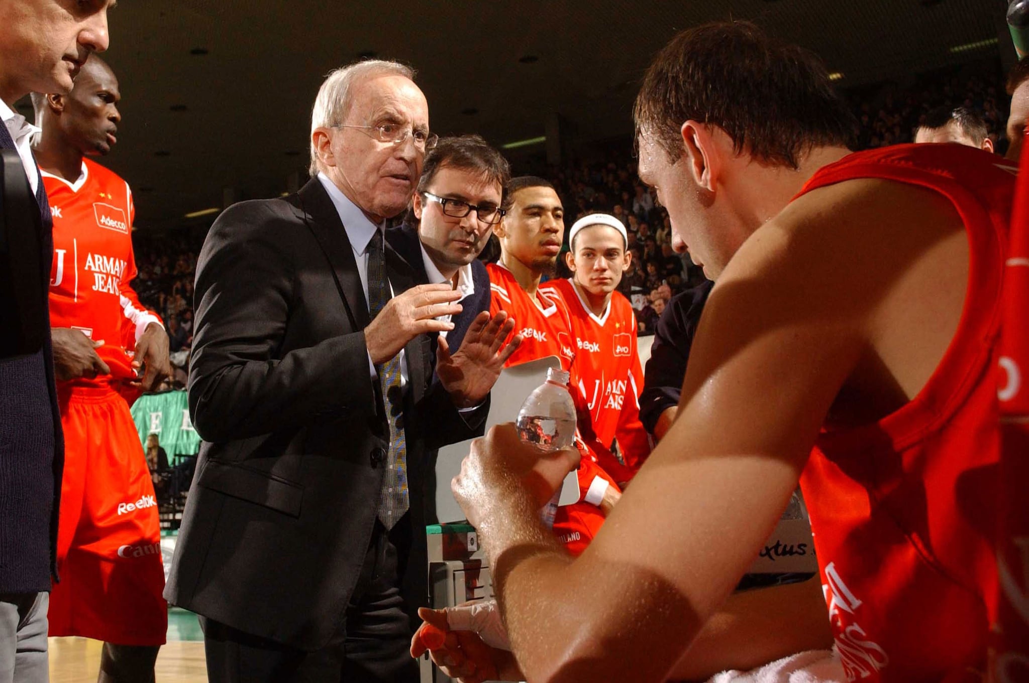 Dan Peterson durante un time–out con l’Olimpia Milano.
