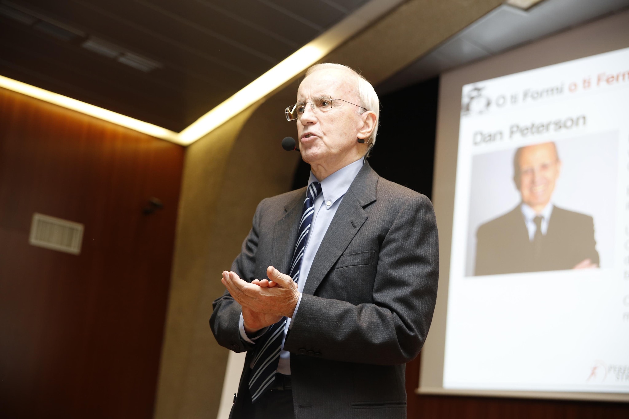 Dan Peterson in una delle sue conferenze.