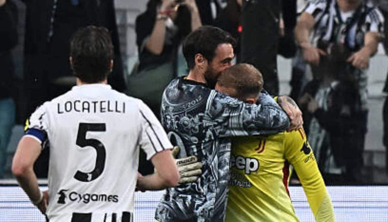 Pinsoglio consegna un bigliettino a Di Gregorio prima del rigore parato: era tutto previsto