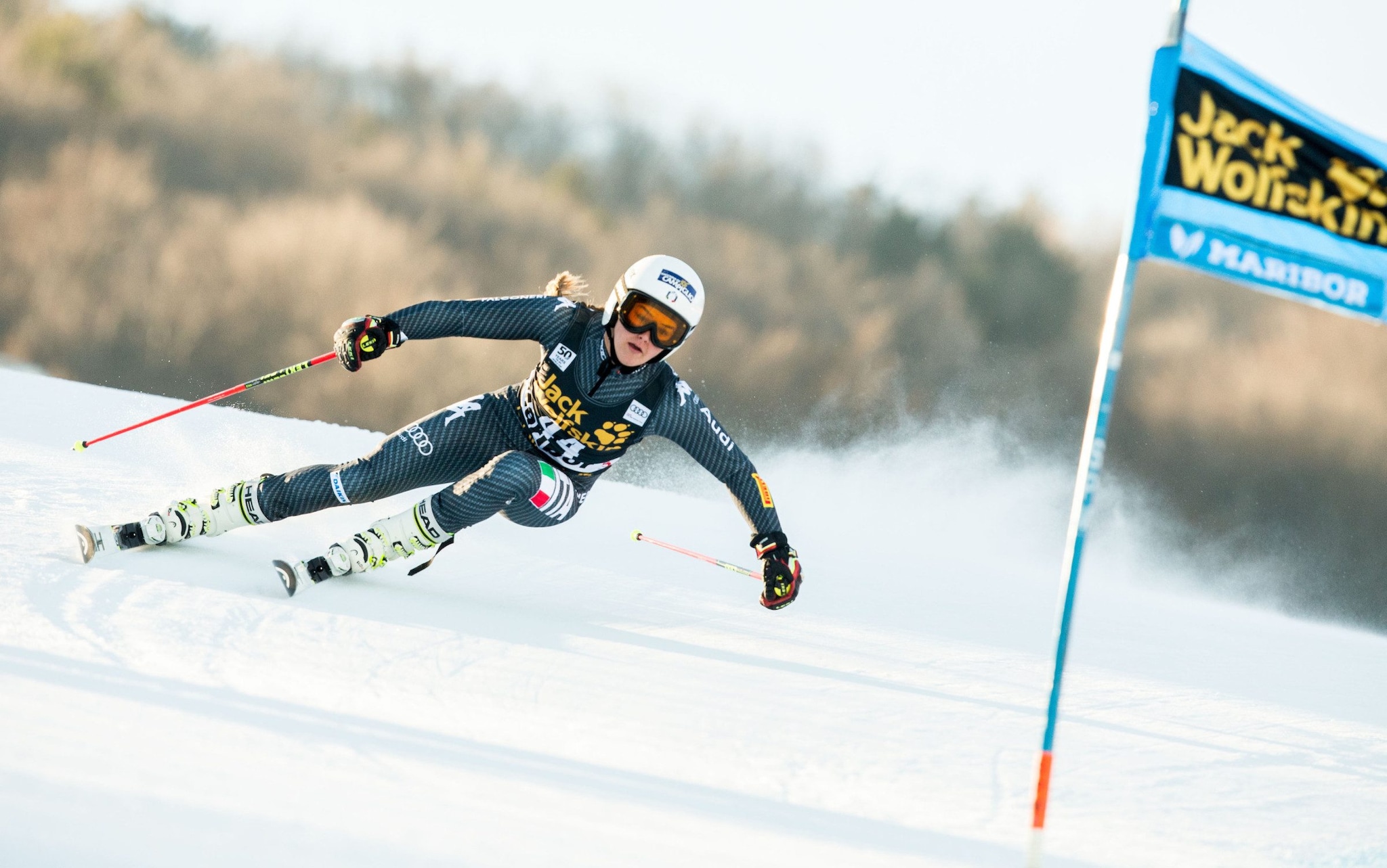 Una giovanissima Laura Pirovano sulle nevi di Maribor nel 2017: un anno dopo avrebbe subito il primo dei due gravi infortuni in carriera