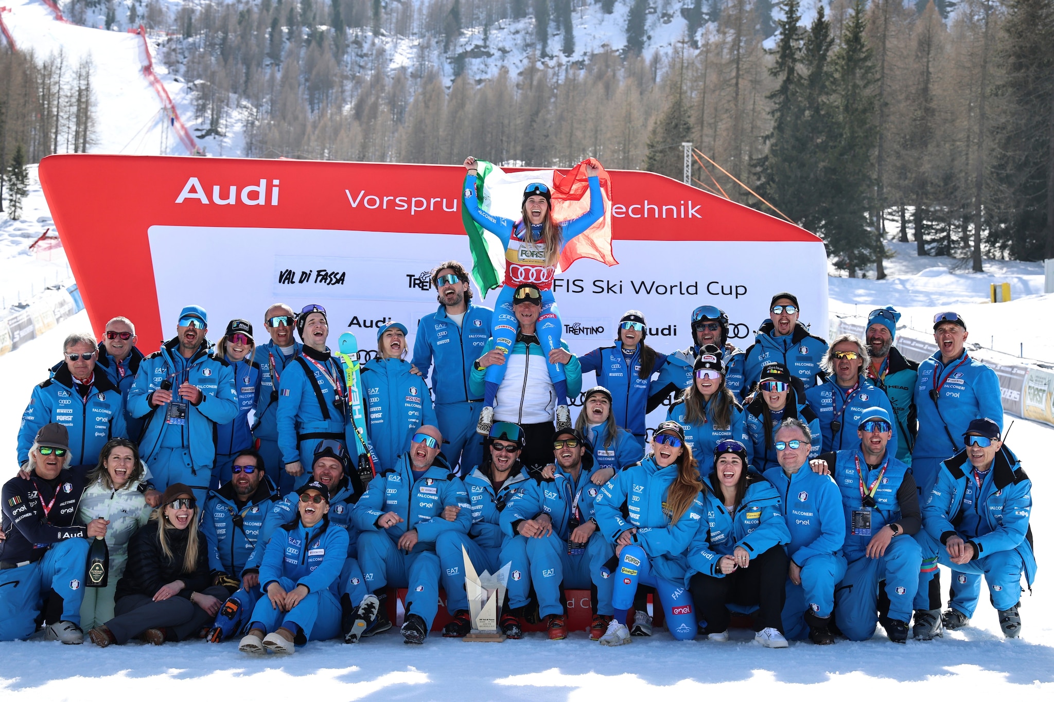 La festa azzurra in Val di Fassa con Laura Pirovano portata in trionfo da tutta la squadra