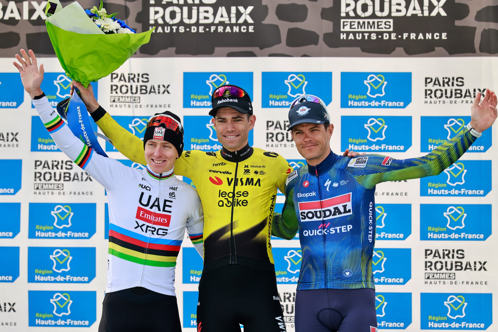 Il podio finale della Roubaix 2026: Van Aert, al centro, con Pogacar e Jasper Stuyven