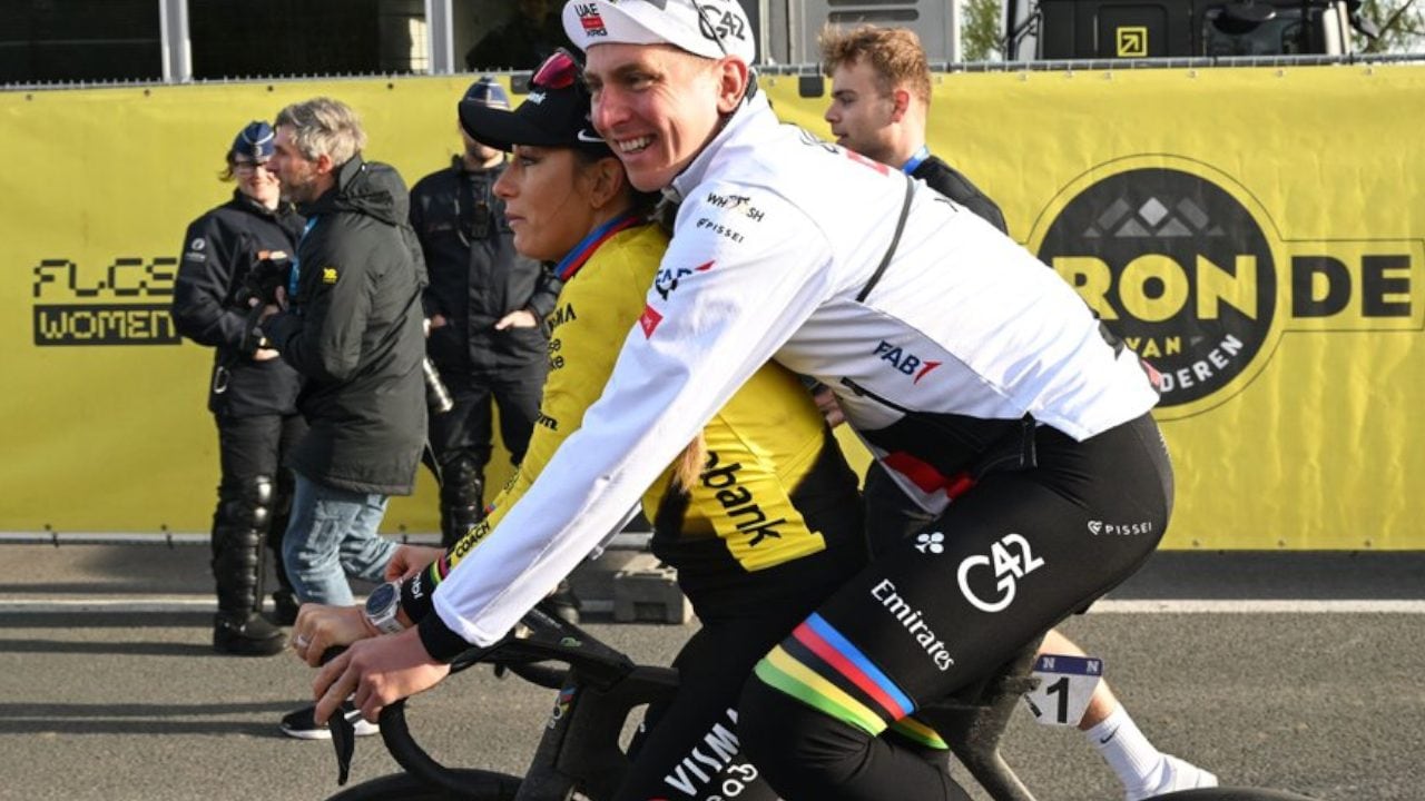 Pogacar carica sulla propria bici Ferrand Prevot e la porta sul podio del Giro delle Fiandre