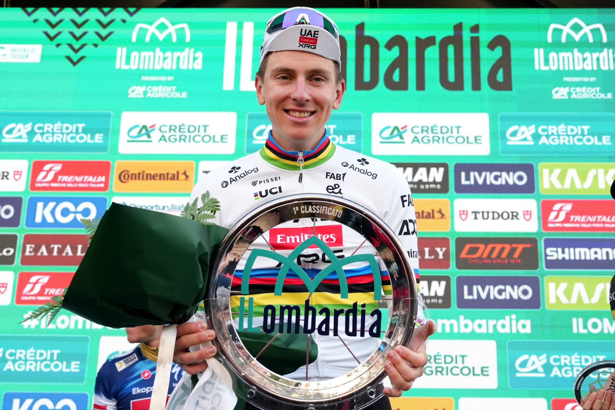 Tadej Pogacar con il trofeo del Lombardia, ultima Monumento vinta nel 2025