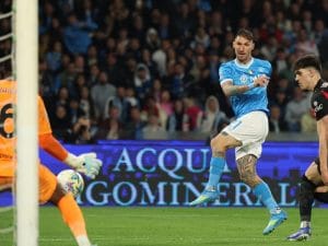 Il Napoli batte il Milan e si prende il secondo posto: decide Politano, Inter avanti di 7 punti
