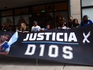 Processo Maradona: “È morto dopo almeno 12 ore di agonia”. Gli imputati rischiano 25 anni di carcere