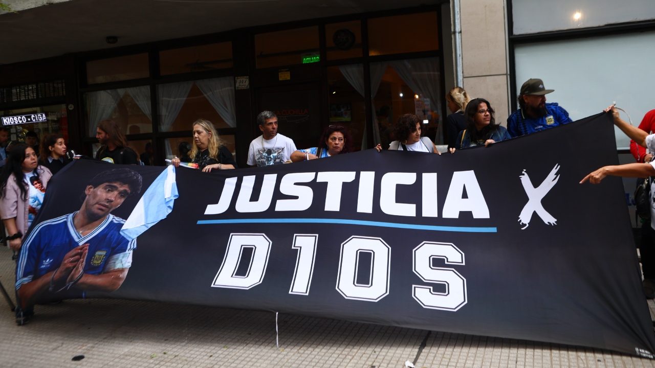 Processo Maradona, la figlia Gianinna accusa il medico Luque: "Ci ha manipolato" e scoppia in lacrime in aula