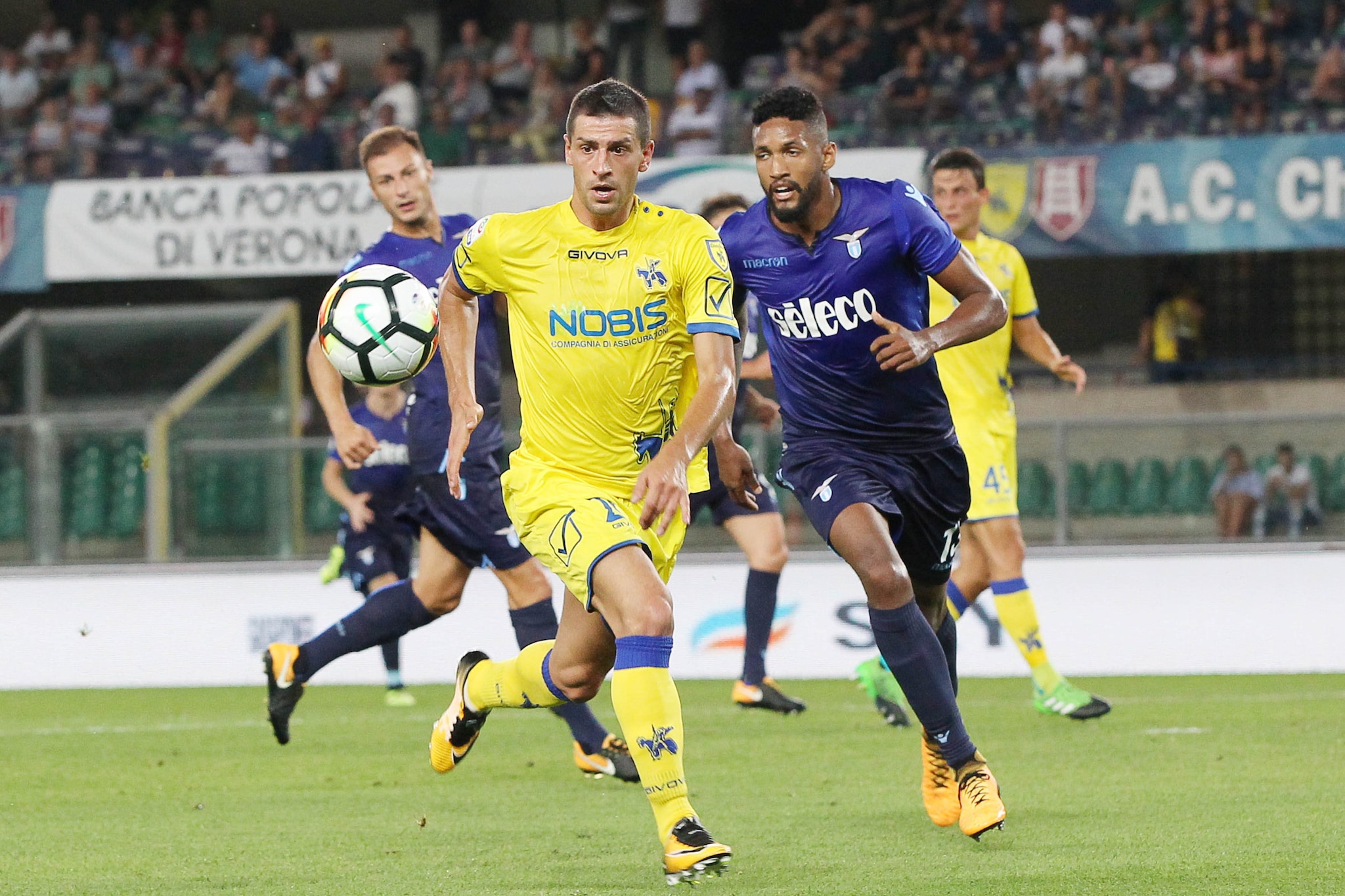 Pucciarelli in campo durante l’esperienza al Chievo.