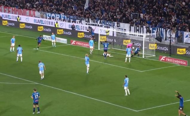 Il gol dell’Atalanta poi annullato a Raspadori.