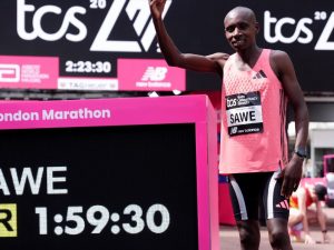 Sabastian Sawe scrive la storia della maratona: a Londra diventa il primo a chiuderla in meno di due ore