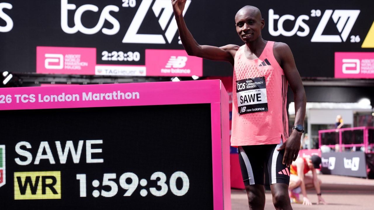 Sabastian Sawe scrive la storia della maratona: a Londra diventa il primo a chiuderla in meno di due ore