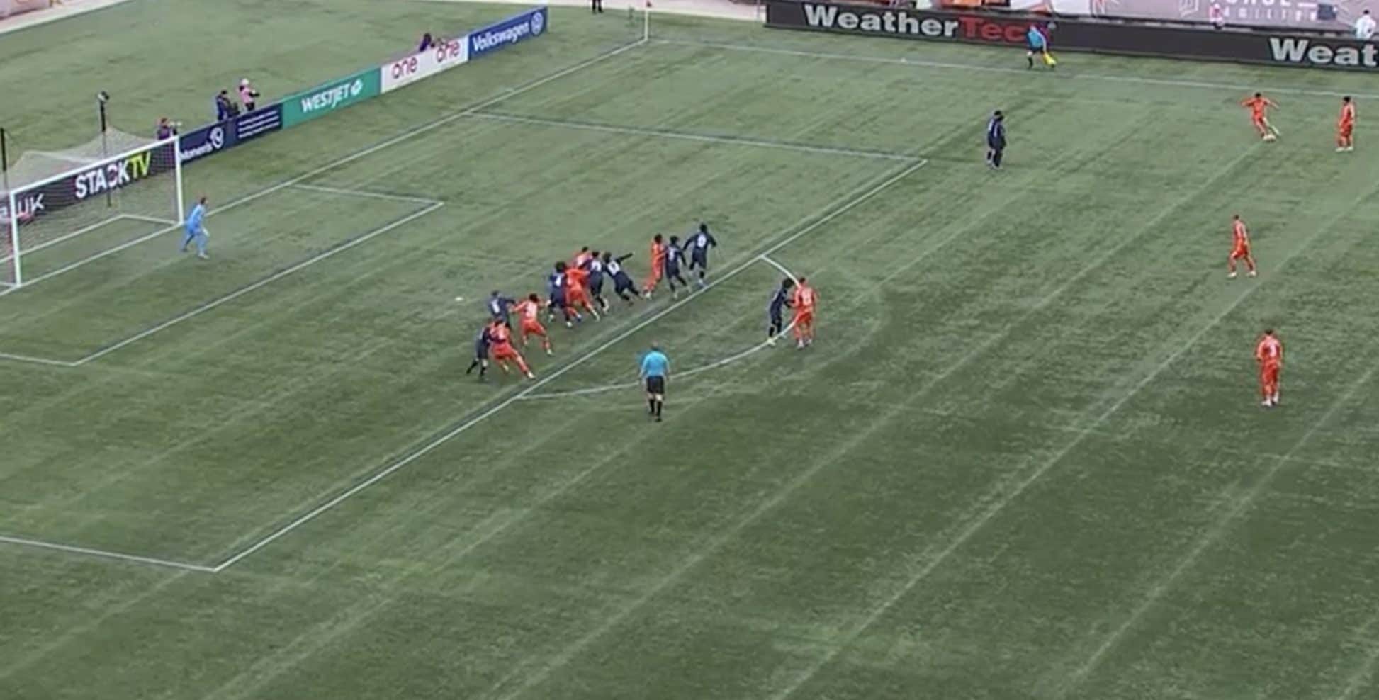 L’applicazione della legge Wenger: tutti i giocatori in maglia arancione sono in gioco