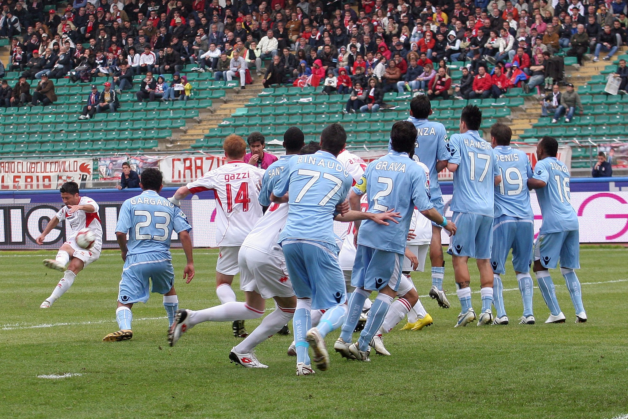 Allegretti batte un calcio di punizione contro il Napoli.