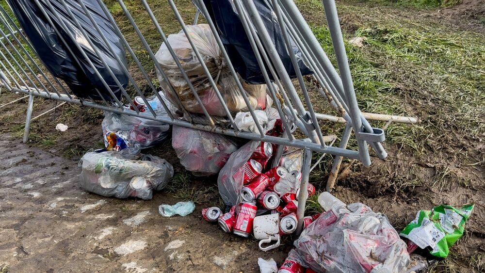 Uno dei tanti sacchi di spazzatura squarciati lungo il pavé del Kwaremont